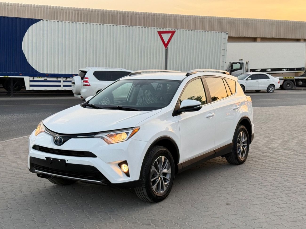 Toyota RAV4 2018 XLE HYBRID KEYLESS US SPEC