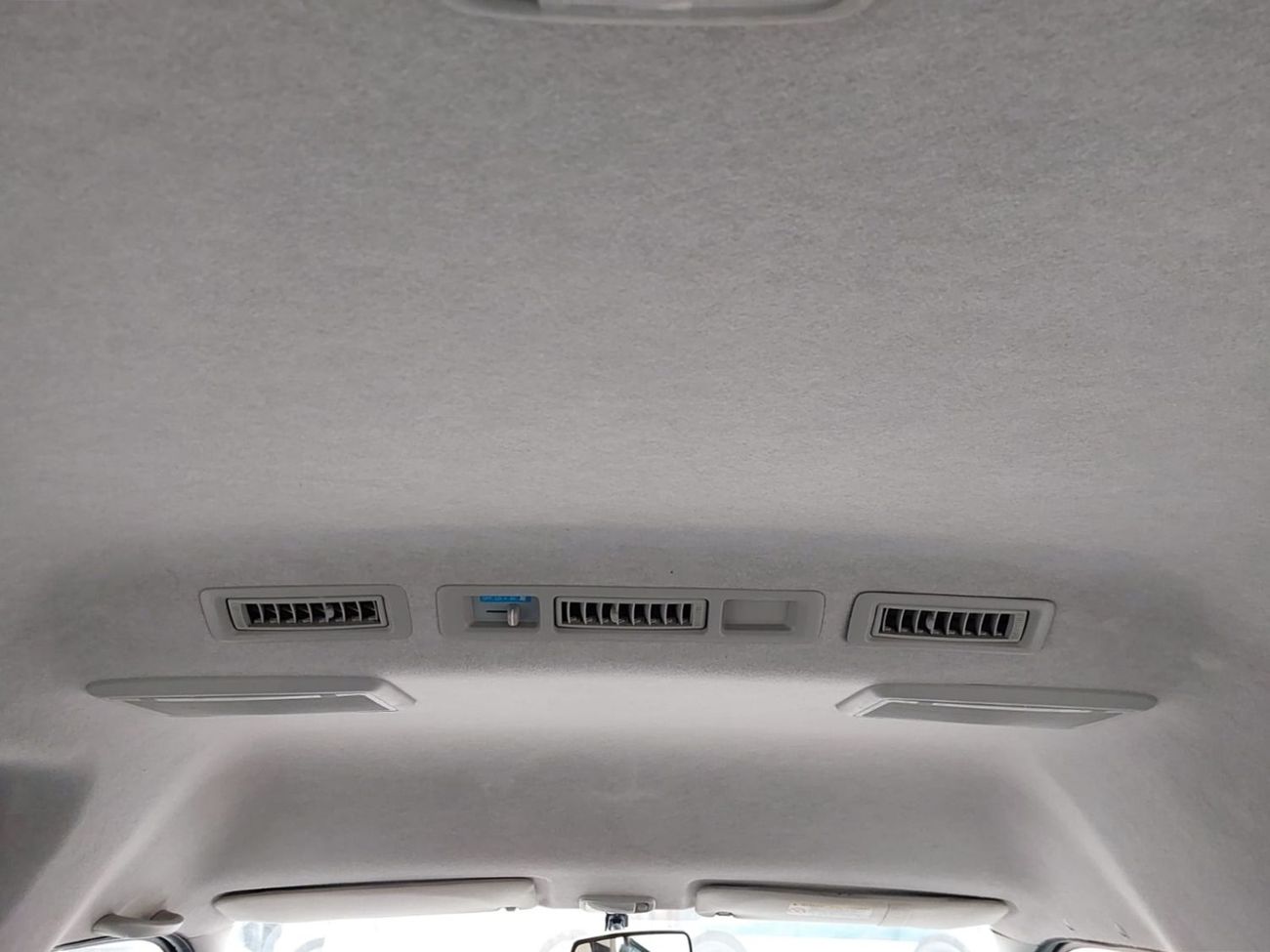 Toyota Hiace TOYOTA HIACE COMMUTER VAN RHD 2016 MODEL 3.0 L DIESEL AUTOMATIC(PM28060)