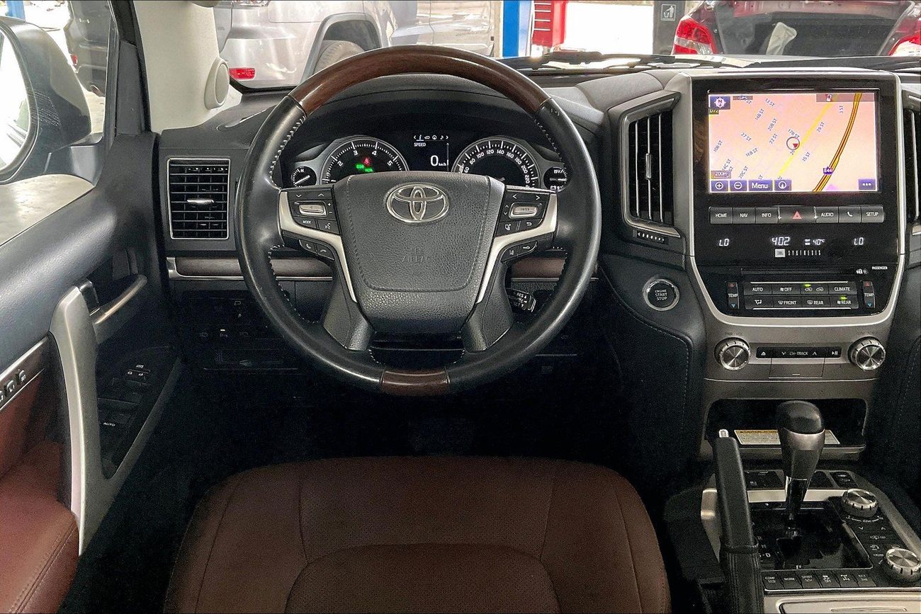 تويوتا لاند كروزر VXR | National Day Celebration | شامل الضمان | 0 ﺪﻔﻋﺓ ﺃﻮﻟﻯ