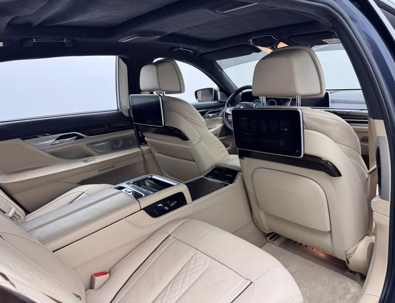 بي أم دبليو 750Li xDrive 4.4L (523 HP) 2016 BMW 750Li xDrive, Full Service History, Excellent Condition, GCC