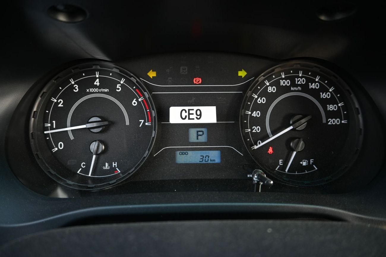 Toyota Hilux Toyota Hilux pickup narrow chassis/body Petro engine 2.7 automatic gear power window manual A.c doub