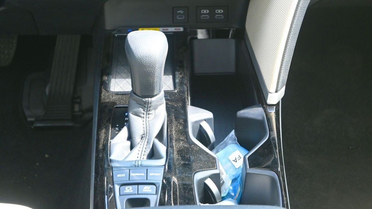 Toyota Camry E 2.5L Toyota Camry E-Plus 2.5L Hybrid, Model 2025, Color White