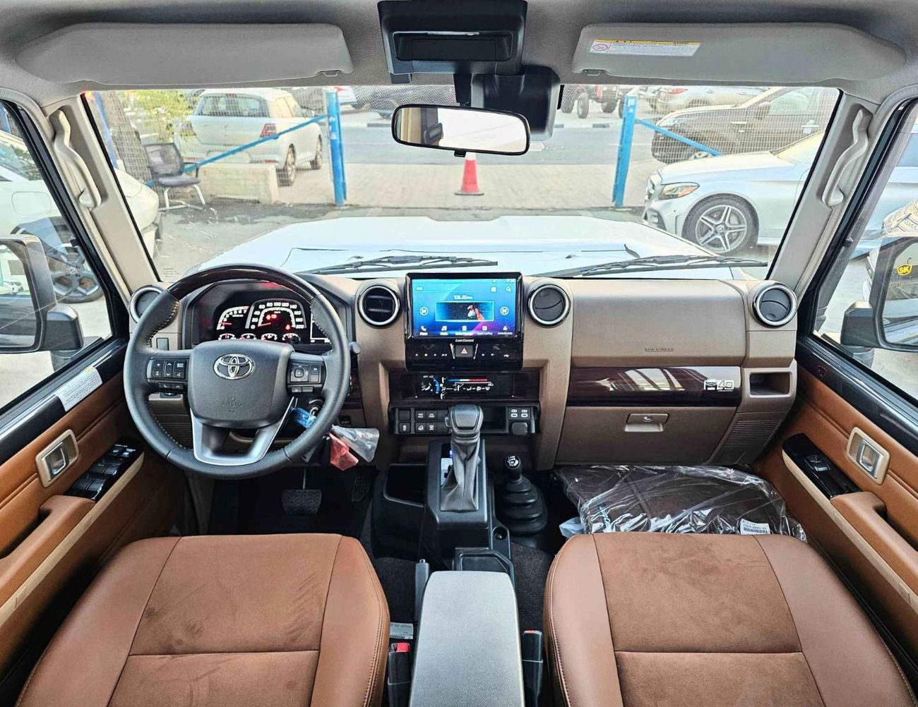 تويوتا لاند كروزر 70 LX LC76 / 4.0L PETROL A/T / RADAR, DIFFLOCK, WINCH, SNORKEL, REFRIGERATOR / CODE # 76PAFR