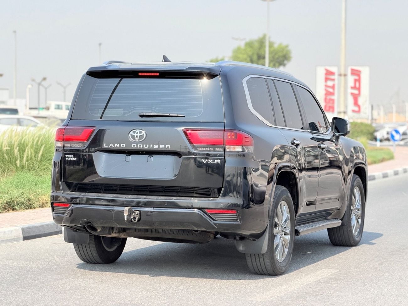 تويوتا لاند كروزر VXR تويوتا لاندكروزر LC300 SUV، محرك بنزين ثنائي التوربو سعة 3.5 لتر، 7 مقاعد، 5 أبواب، لون خارجي أسود، 