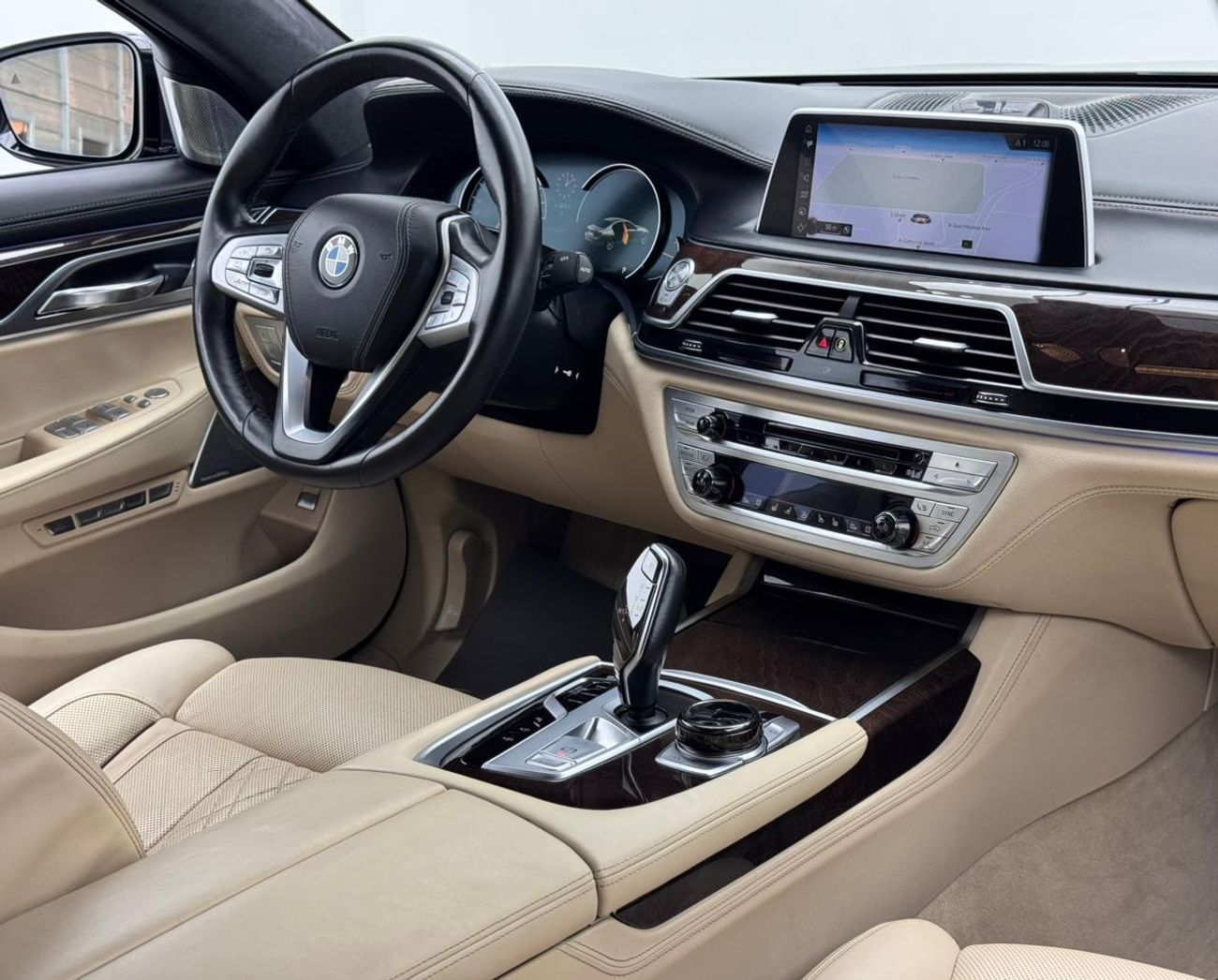بي أم دبليو 750Li xDrive 4.4L (523 HP) 2016 BMW 750Li xDrive, Full Service History, Excellent Condition, GCC