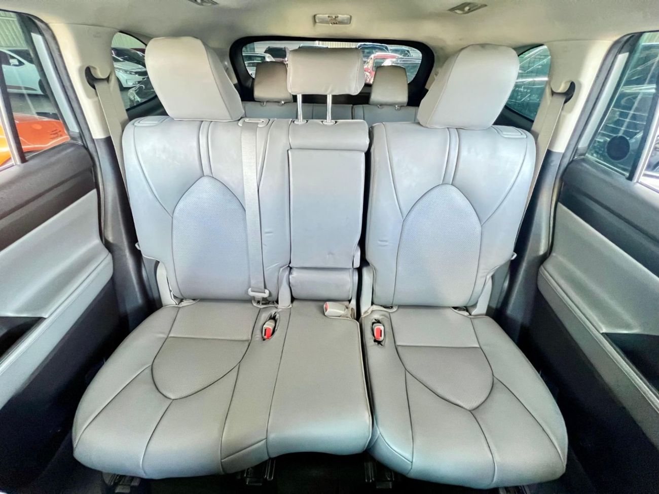 Toyota Highlander Hybrid  warranty one year bank financie available