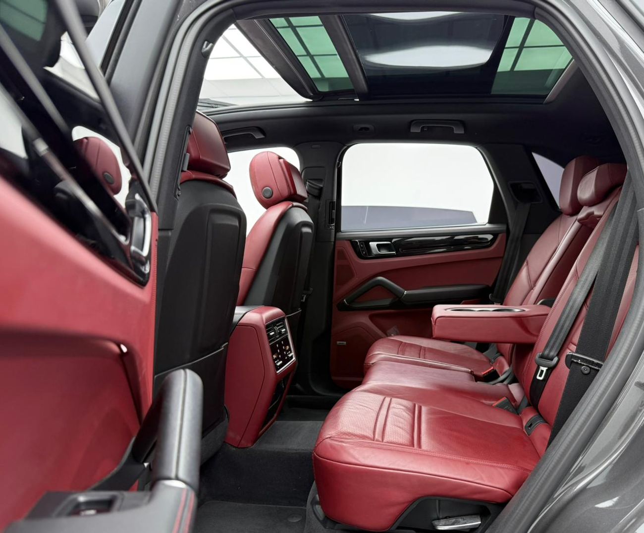 Porsche Cayenne Base 2019 Porsche Cayenne ,AL Nabooda Warranty ,Full Service History ,Excellent Condition ,Gcc