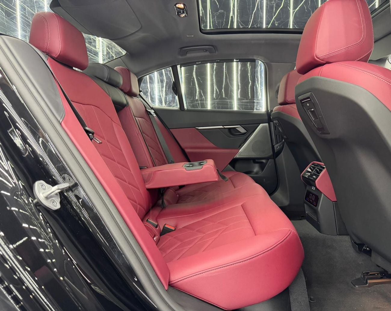 بي أم دبليو 520i 2.0 L | GCC | Low Mileage | RWD