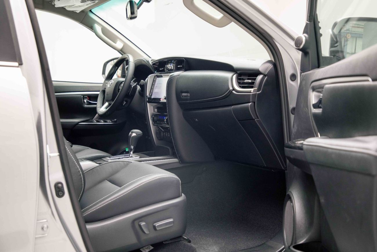 تويوتا فورتونر 4.0L - Silver Metallic Inside Black | Export Only