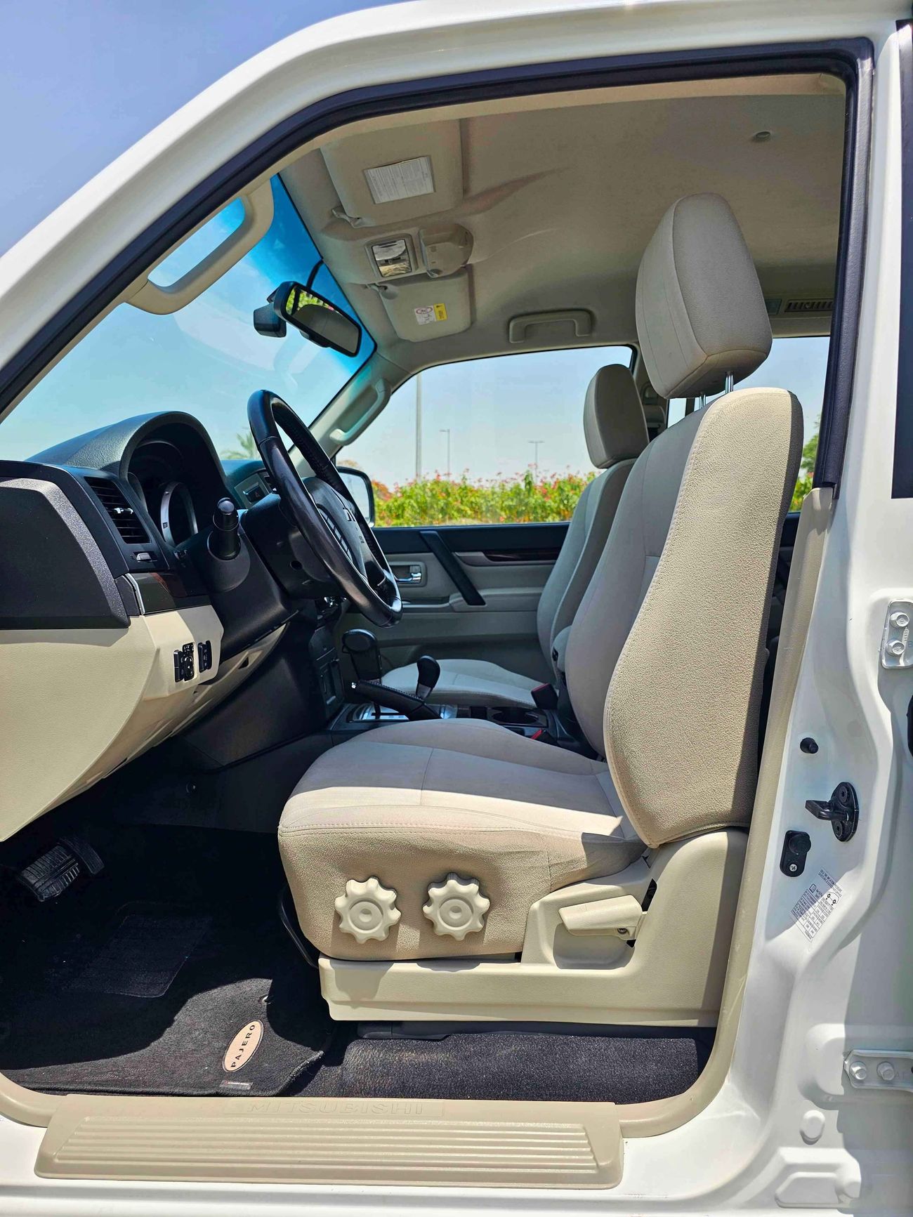 ميتسوبيشي باجيرو GLS 3.5/ 4WD/ LEATHER/ DVD CAMERA/  LOW MILEAGE/ 861 MONTHLY/ LOT#14455