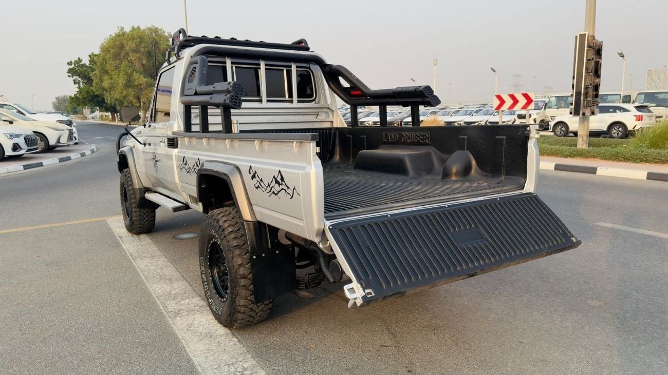 Toyota Land Cruiser Pick Up MANUAL TRANSMISSION | 4WD | SINGLE CAB | 4.5L DIESEL ENGINE | BULL BAR WITH FOCUSED LED LIGHTS