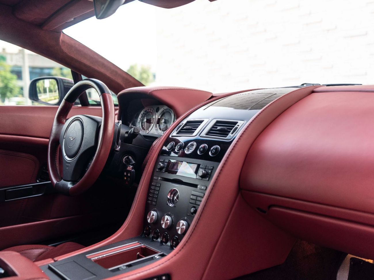 أستون مارتن فانتيج V8 Standard