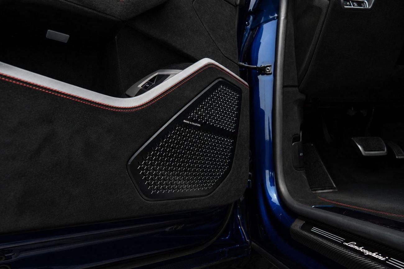 Lamborghini Urus 2023 URUS PERFORMANTE | FULL OPTIONS ,FULL CARBON PACKAKGE INSIDE / OUTSIDE , AKRAPOVICH EXHAUST SYS
