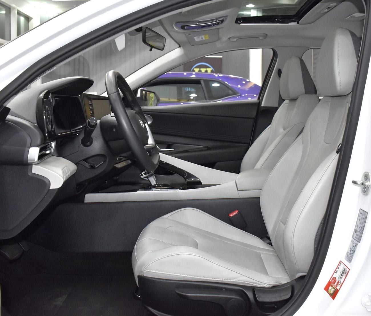 هيونداي إلانترا COMFORT عرض ممتاز لسيارة هيونداي إلنترا (موديل 2024) باللون الأبيض وبمواصفات صينية