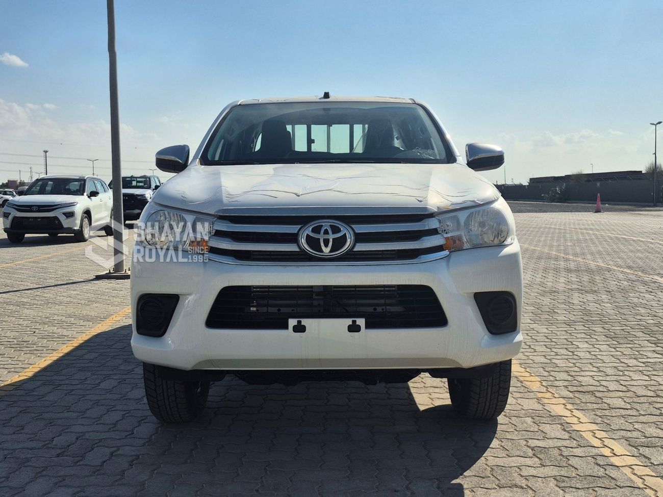 تويوتا هيلوكس 2.4L DIESEL DLX-STANDARD 4WD MT DC 6-SEATS 2026MY