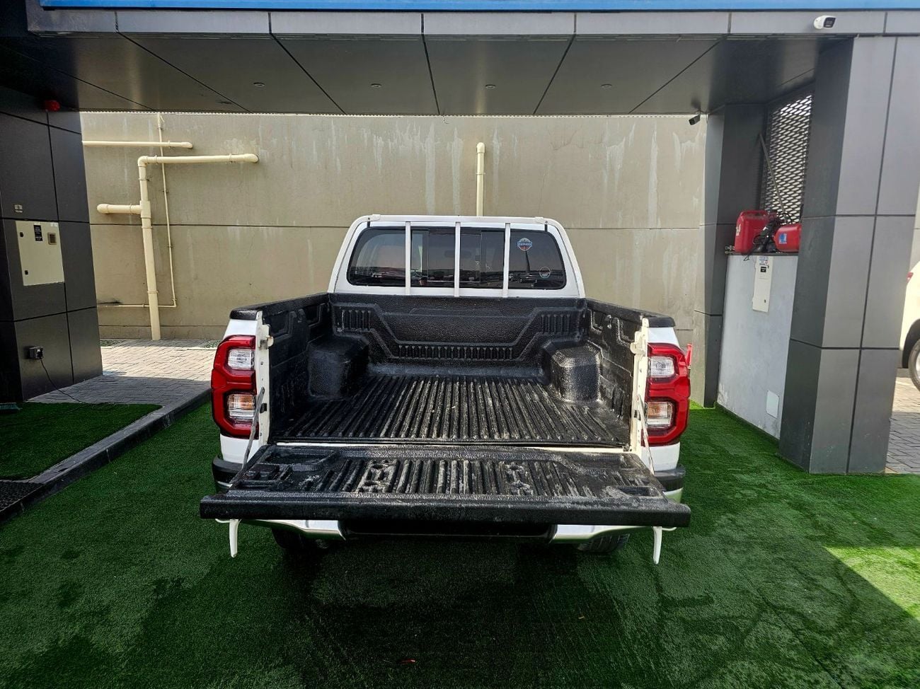 تويوتا هيلوكس SR5 PATROL/ AUTOMATIC/ AUTO WINDOWS/ WIDE BODY/ LOW MILEAGE