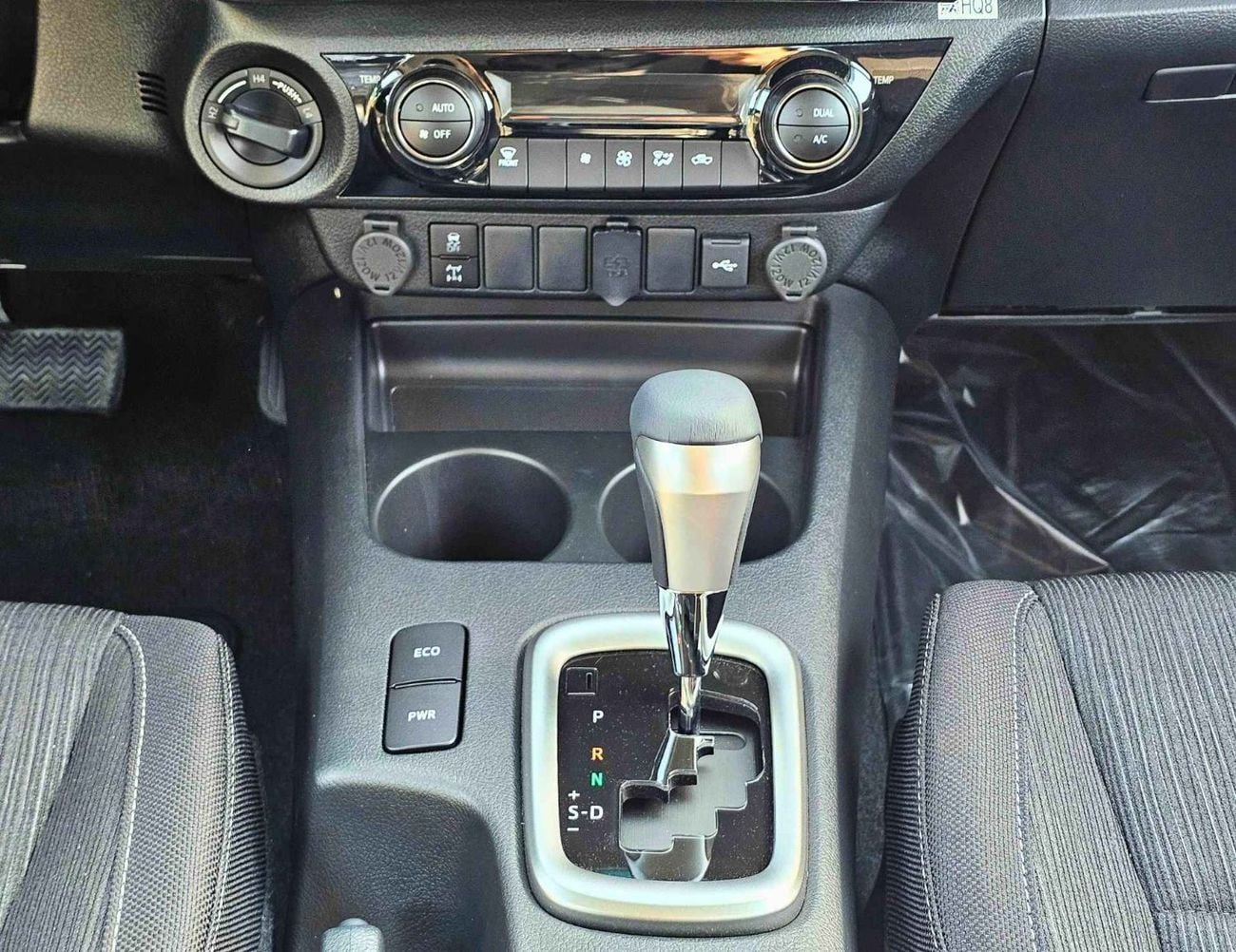 Toyota Hilux TOYOTA HILUX SR5 DOUBLE CABIN || 2.4L DIESEL V4 A/T 4WD | DIFF LOCK | BSM (CODE # HDFAA) WHITE 2026