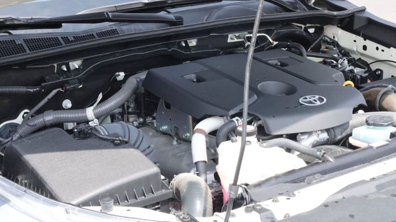 تويوتا هيلوكس DLX 2.7L Double Cabin . Automatic . Four Wheel Drive . 5 Seater . 4 Door . Pick Up Truck