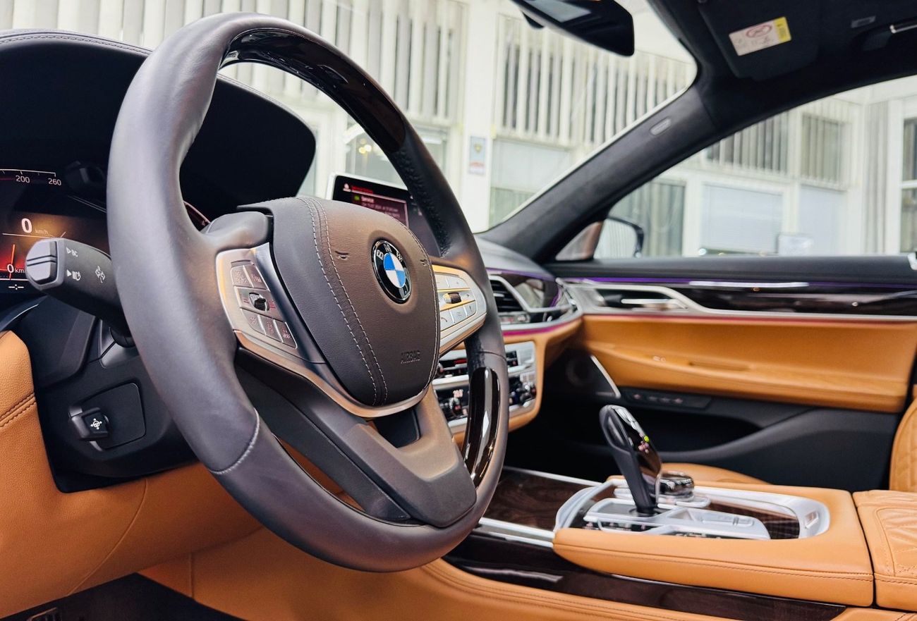 بي أم دبليو 750Li xDrive 4.4L (523 HP)