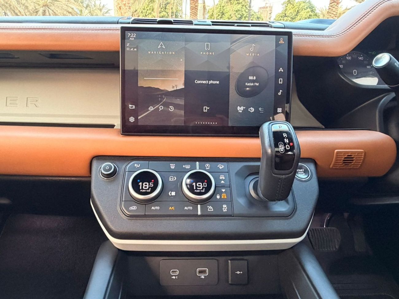 لاند روفر ديفندر diesel 3.0 liter ,right hand ,automatic