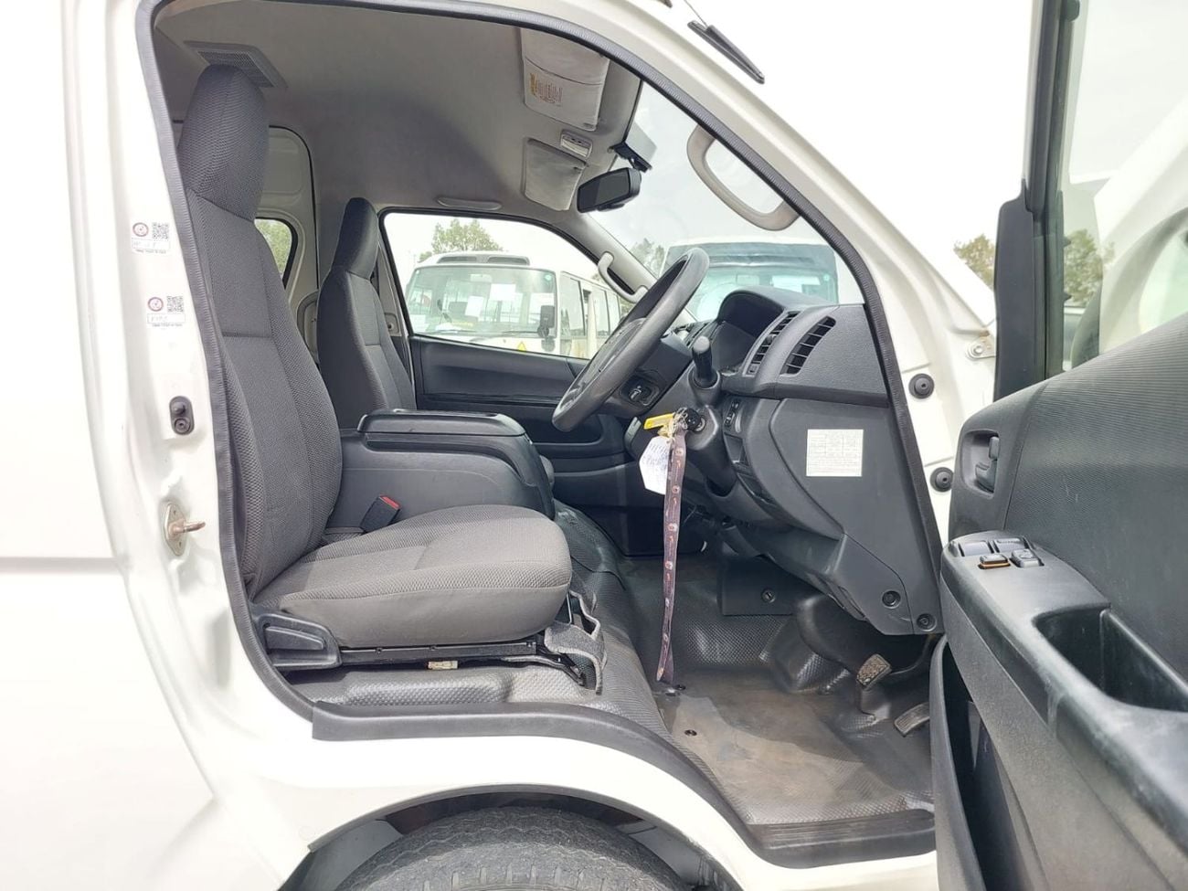 Toyota Hiace TOYOTA HIACE COMMUTER VAN RHD 2018 MODEL 3.0 L DIESEL AUTOMATIC(PM36297)