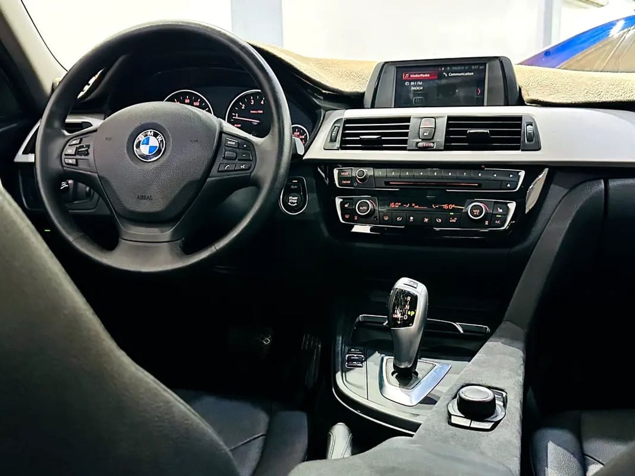 BMW 320i STD JOY EDITION