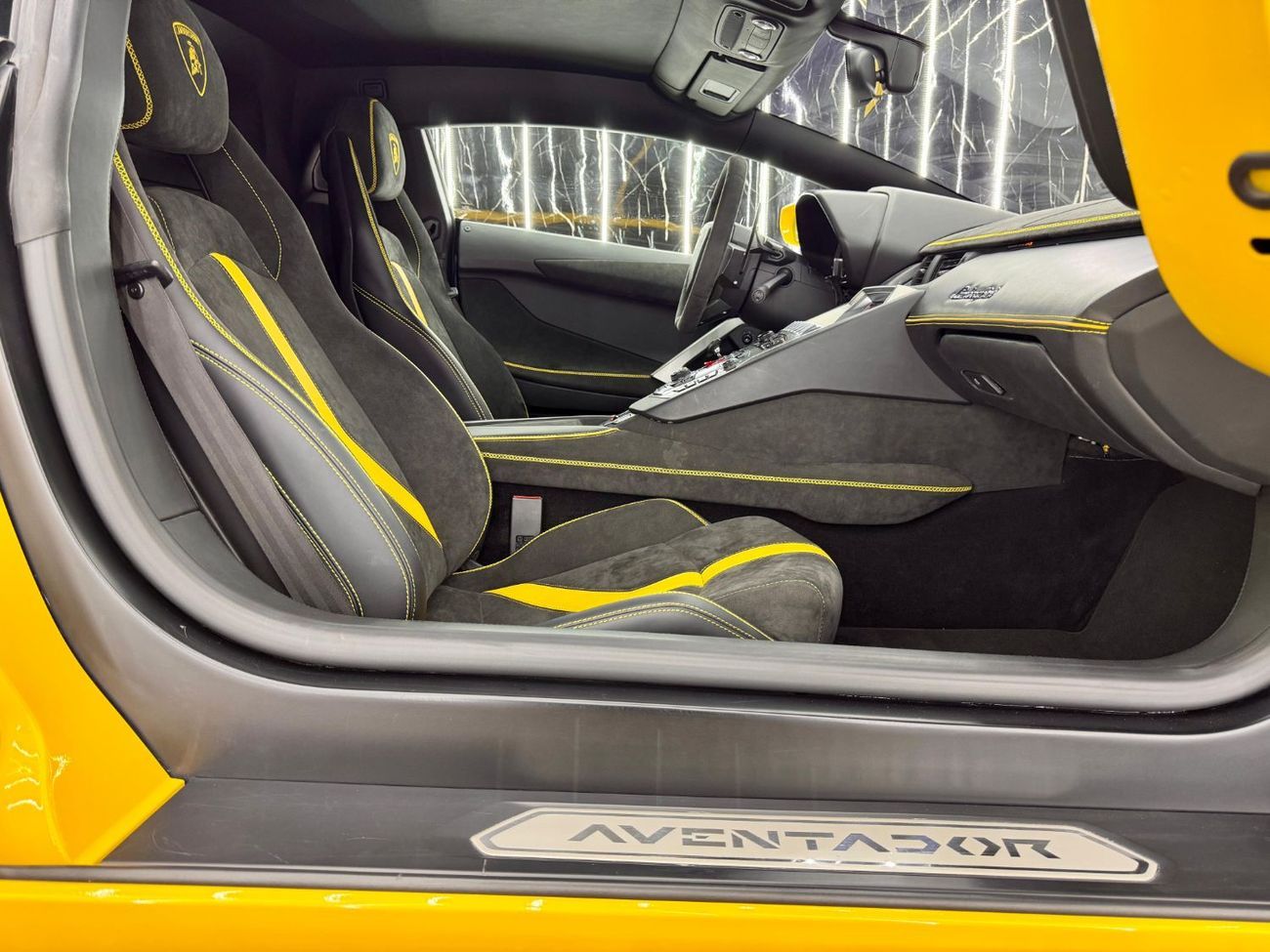 لامبورغيني أفينتادور 6.5L V12 2014 Lamborghini Aventador LP 700-4 GCC