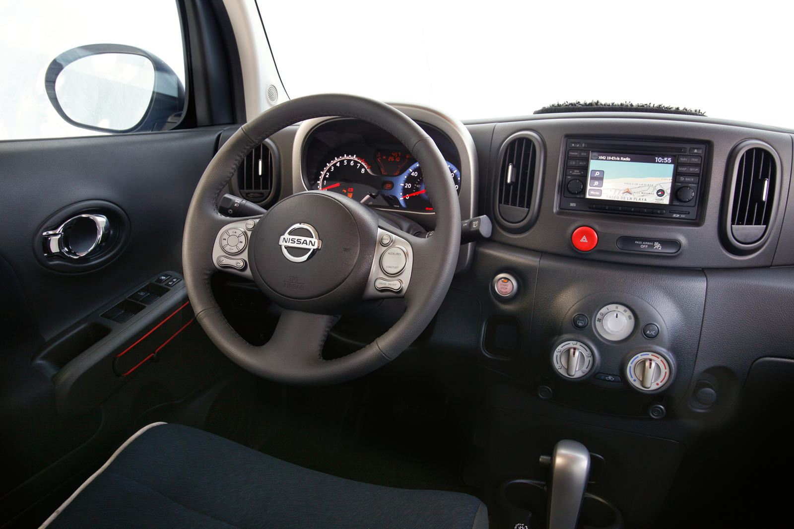 Nissan Cube interior - Cockpit