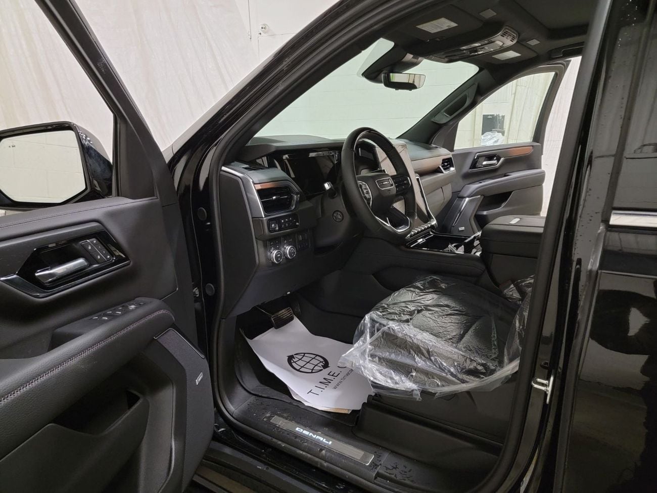 جي أم سي يوكون Denali With Captain Seats  6.2L Brand New