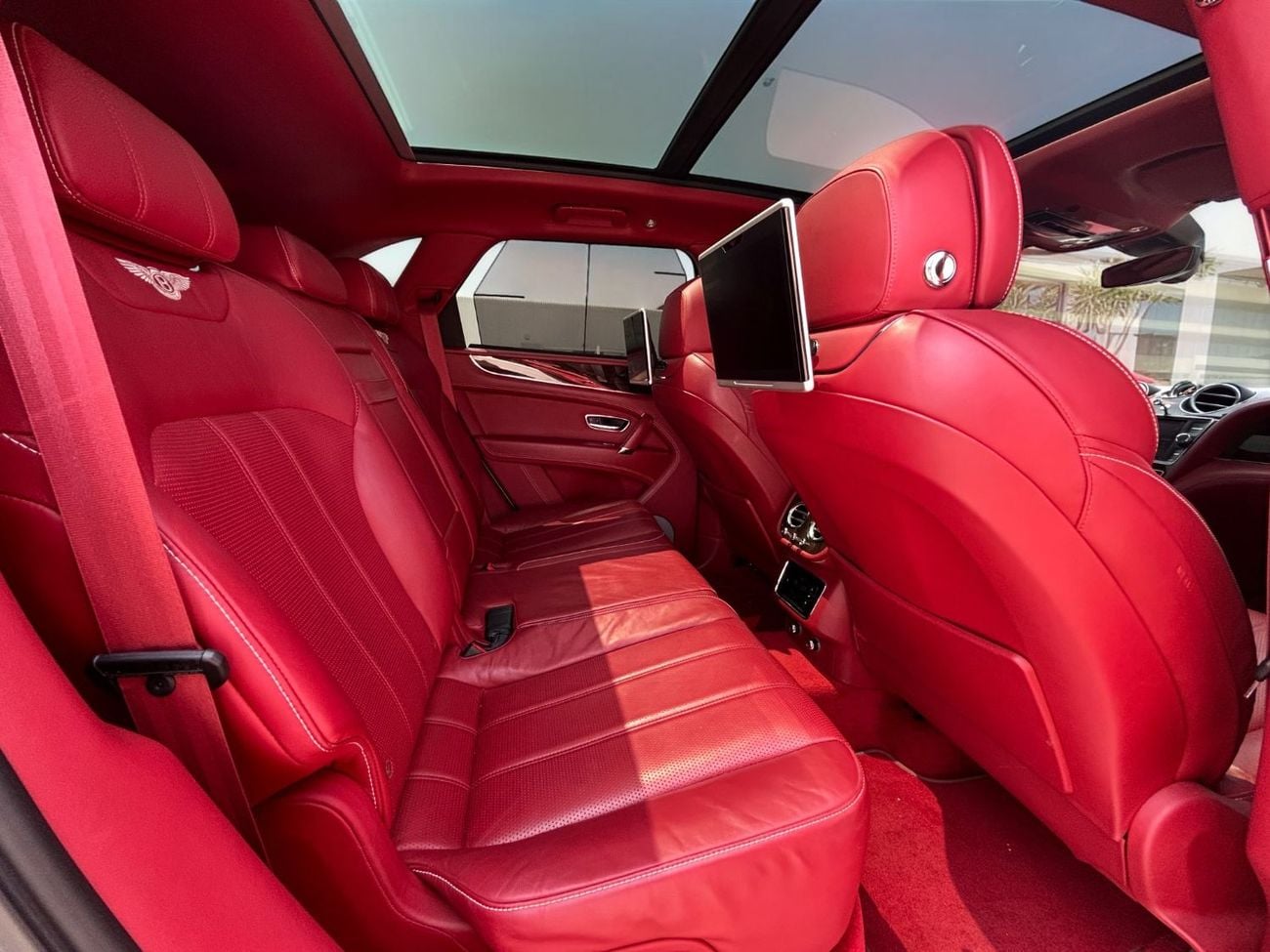 بنتلي بينتايجا AED 4,640 P.M | 0% DOWN PAYMENT | BENTLEY BENTAYGA V8 | 4.0L V8 | 2020 | FULL SERVICE HISTORY | GCC