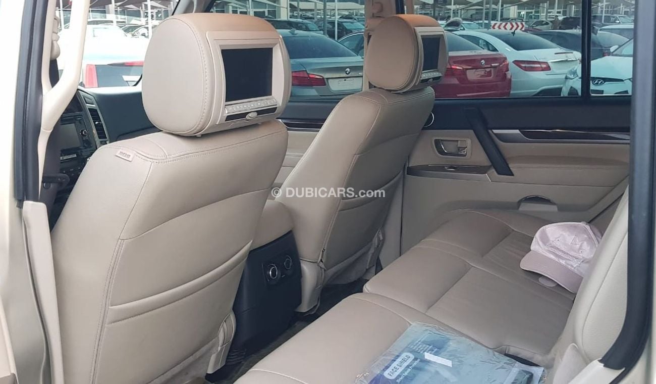 ميتسوبيشي باجيرو موديل 2017 خليجي فل مواصفات فتحه سقف وكراسي جلد ومثبت سرعه وتحكم كهربي كامل ونظام صوت ممتاز وكاميرا 