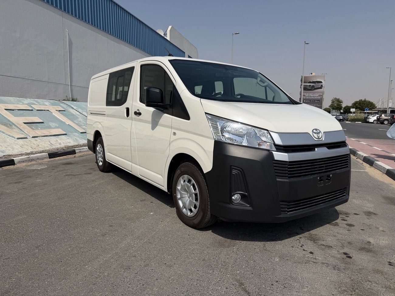 Toyota Hiace GL TOYOTA HIACE 6 SEATER GLASS VAN