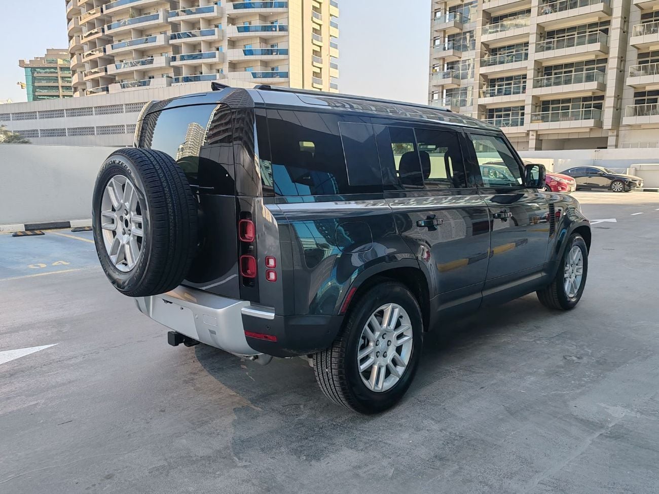 Land Rover Defender P400 110 SE 3.0L (5 Seater)