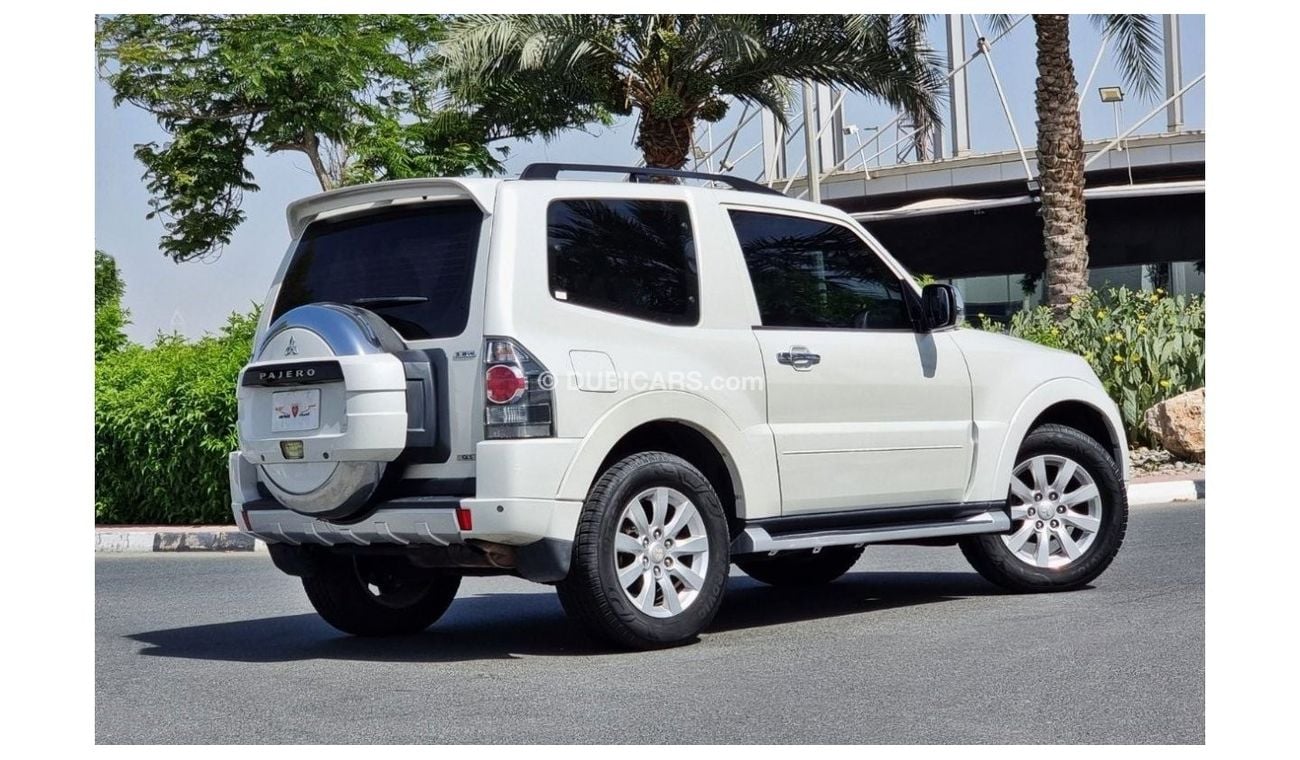 ميتسوبيشي باجيرو 3.8L Full option - V6 - Gls - Sunroof - Leather Interior - Single Door - Perfect condition