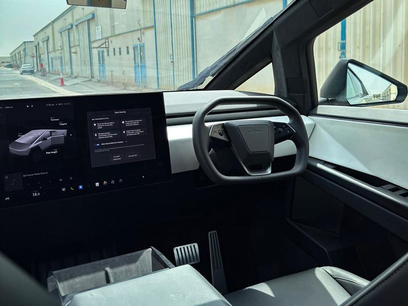 تسلا سايبرتراك AWD Foundation Edition, in RIGHT HAND DRIVE (EXPORT ONLY)