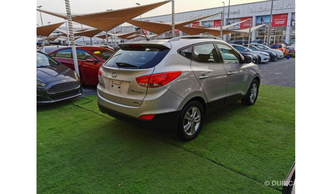 Hyundai Tucson GCC no1 fully loaded with options do not need any expenses