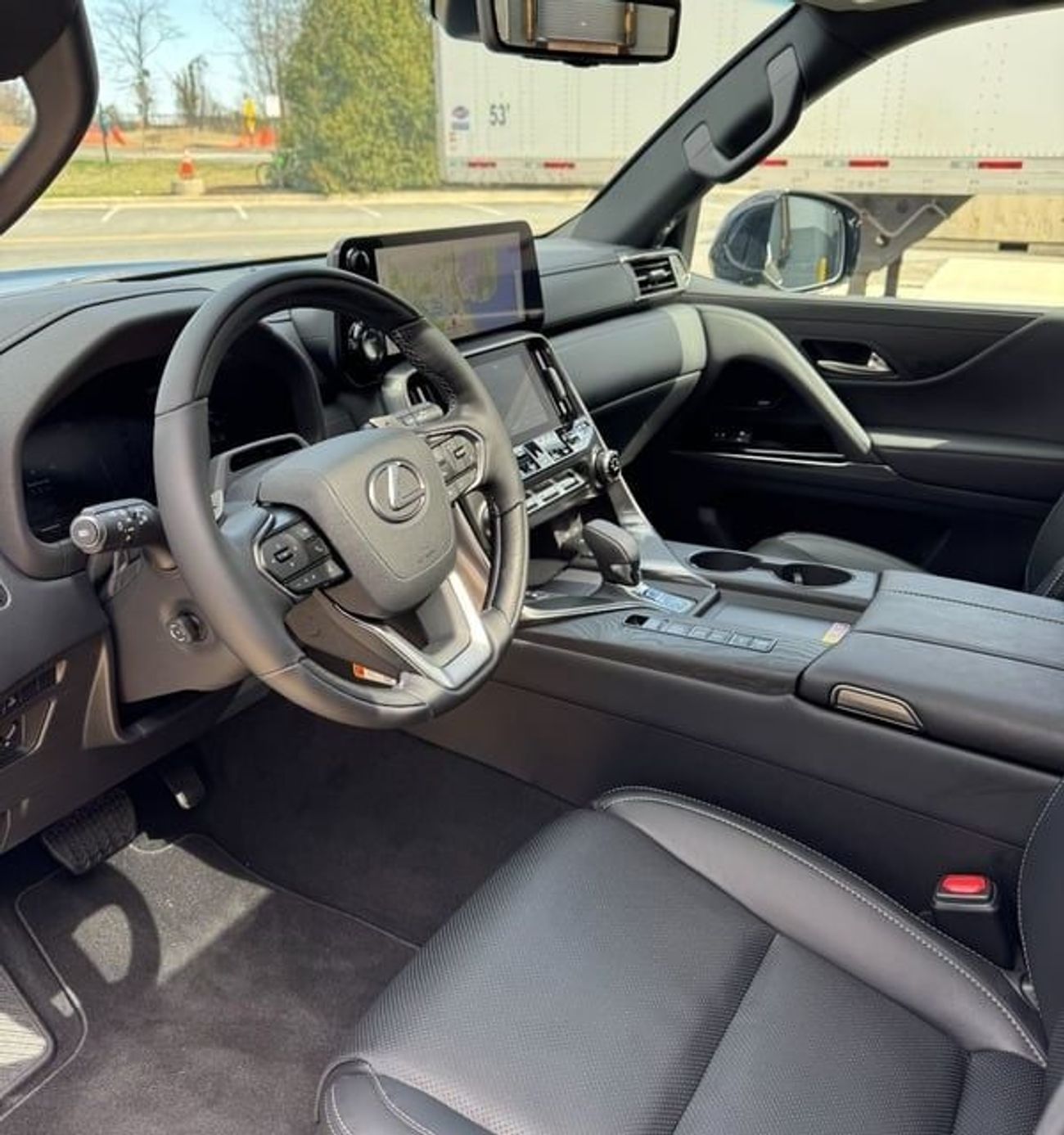 لكزس LX 700h Luxury