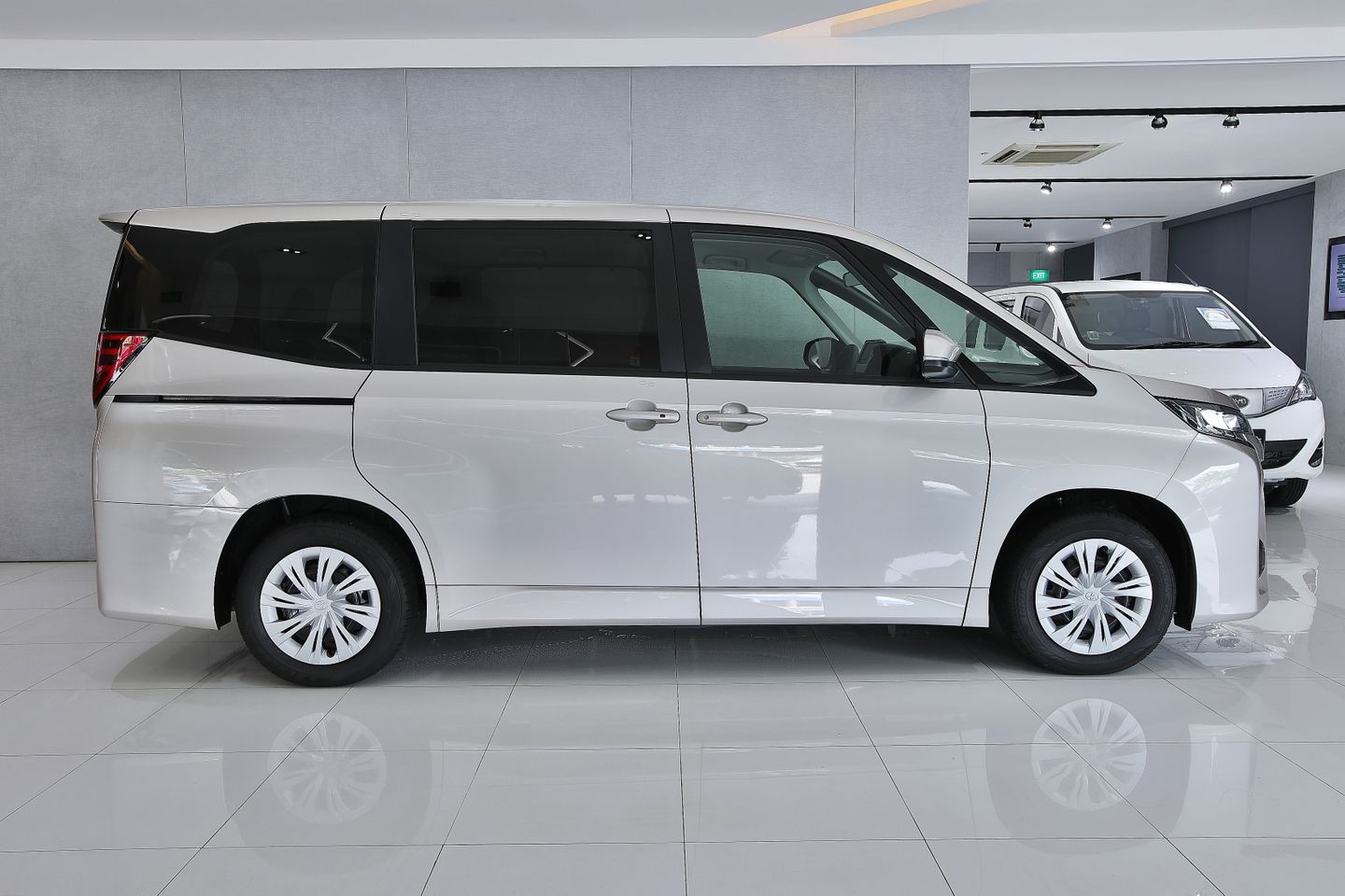 Toyota Noah exterior - Side Profile