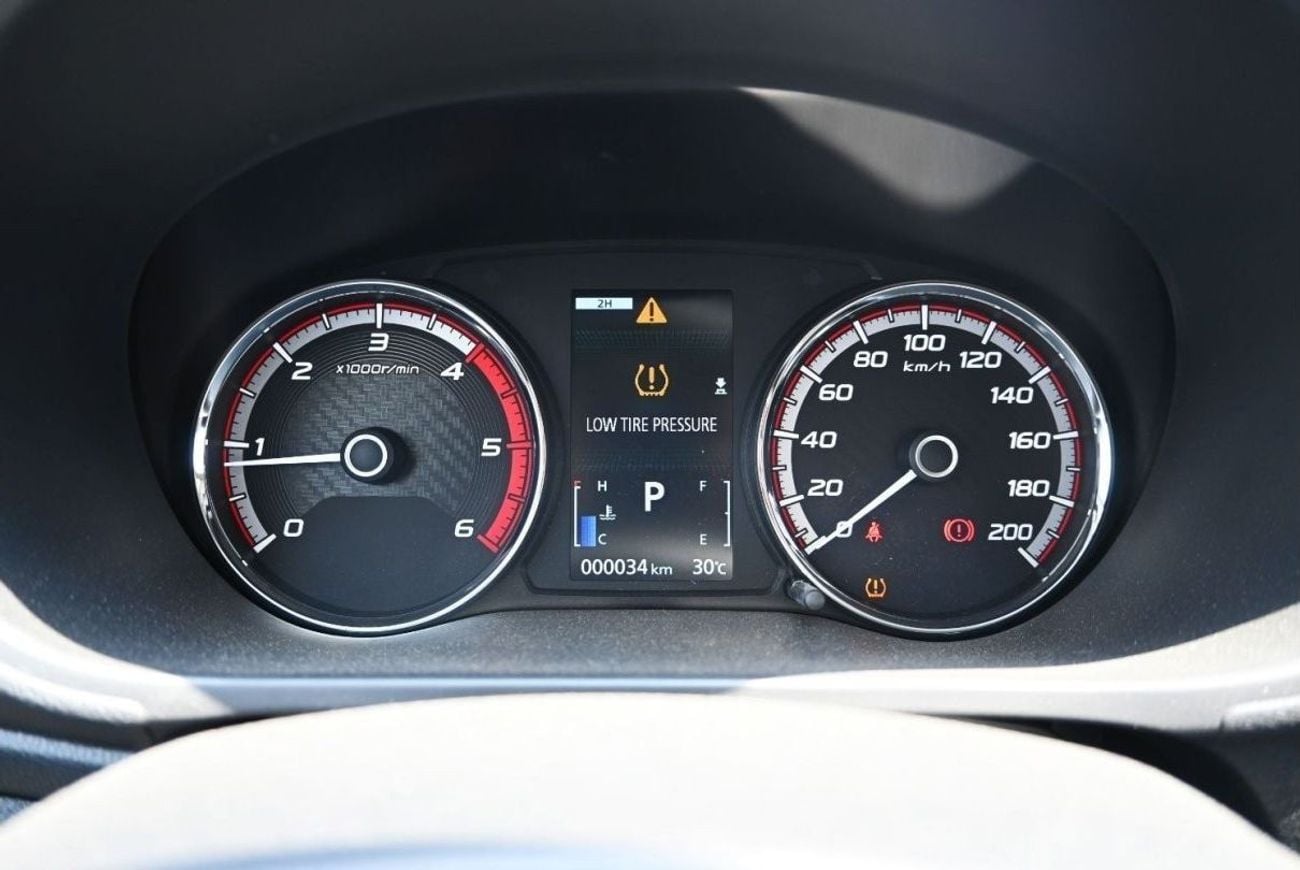 ميتسوبيشي L200 ميتسوبيشي L200 ديزل فل أوبشن أوتوماتيك 2.4 لتر أبيض من الخارج أسود من الداخل