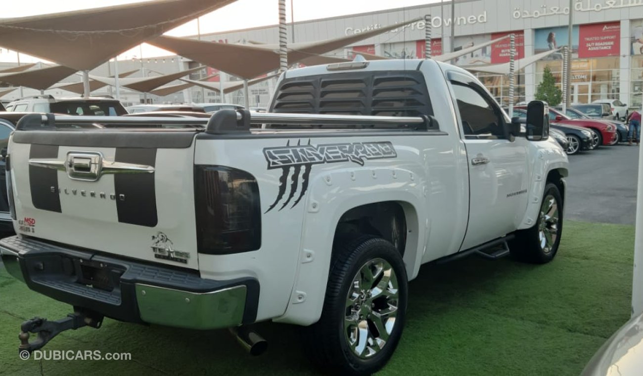 Chevrolet Silverado Gulf white / black color Electric chair - screen - cruise control - alloy wheels - remote control fo