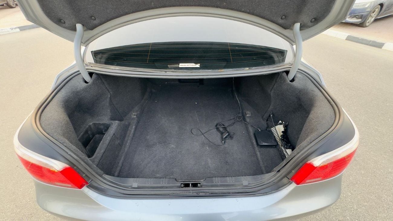 بي أم دبليو 530i 2006 BMW 530i SEDAN | 3.0L PETROL ENGINE | LHD | AUTOMATIC TRANSMISSION | 2WD | LEATHER SEATS | SUNR