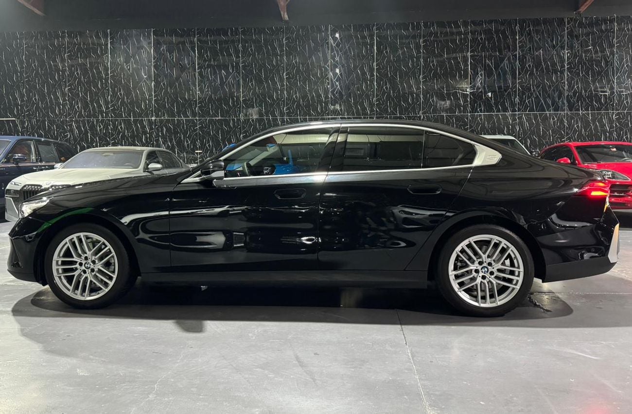 بي أم دبليو 520i 2.0 L | GCC | Low Mileage | RWD