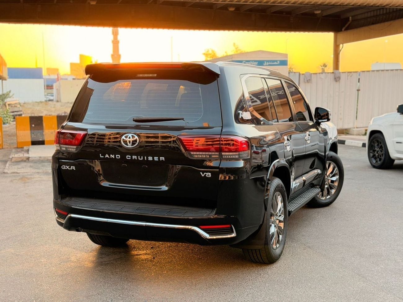 Toyota Land Cruiser GXR LANDCRUISER 2018 UPGRADE 2024 V8 LHD PETROL FULL OPTION GCC