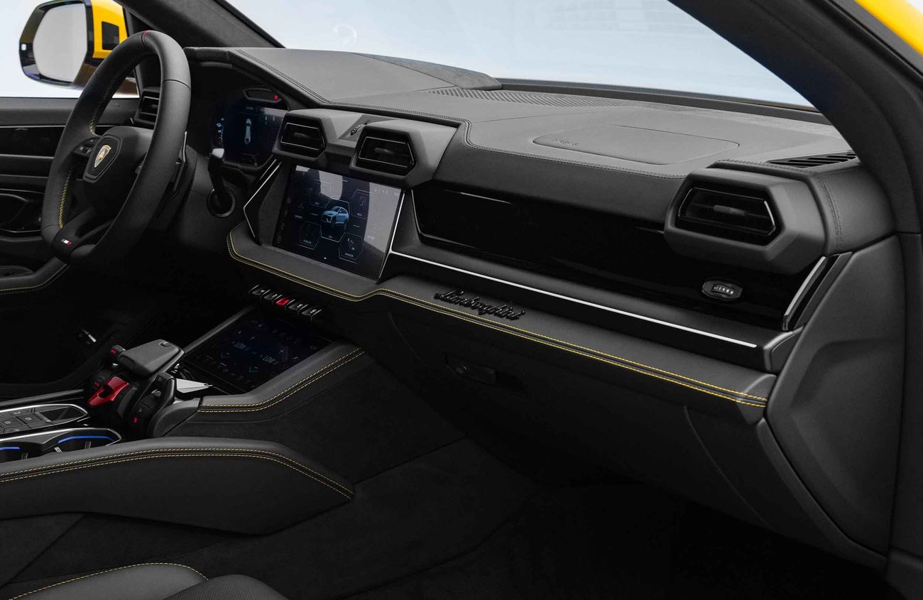 لامبورغيني اوروس 4.0L V-8 Twin-Turbocharged Engine + eMotor