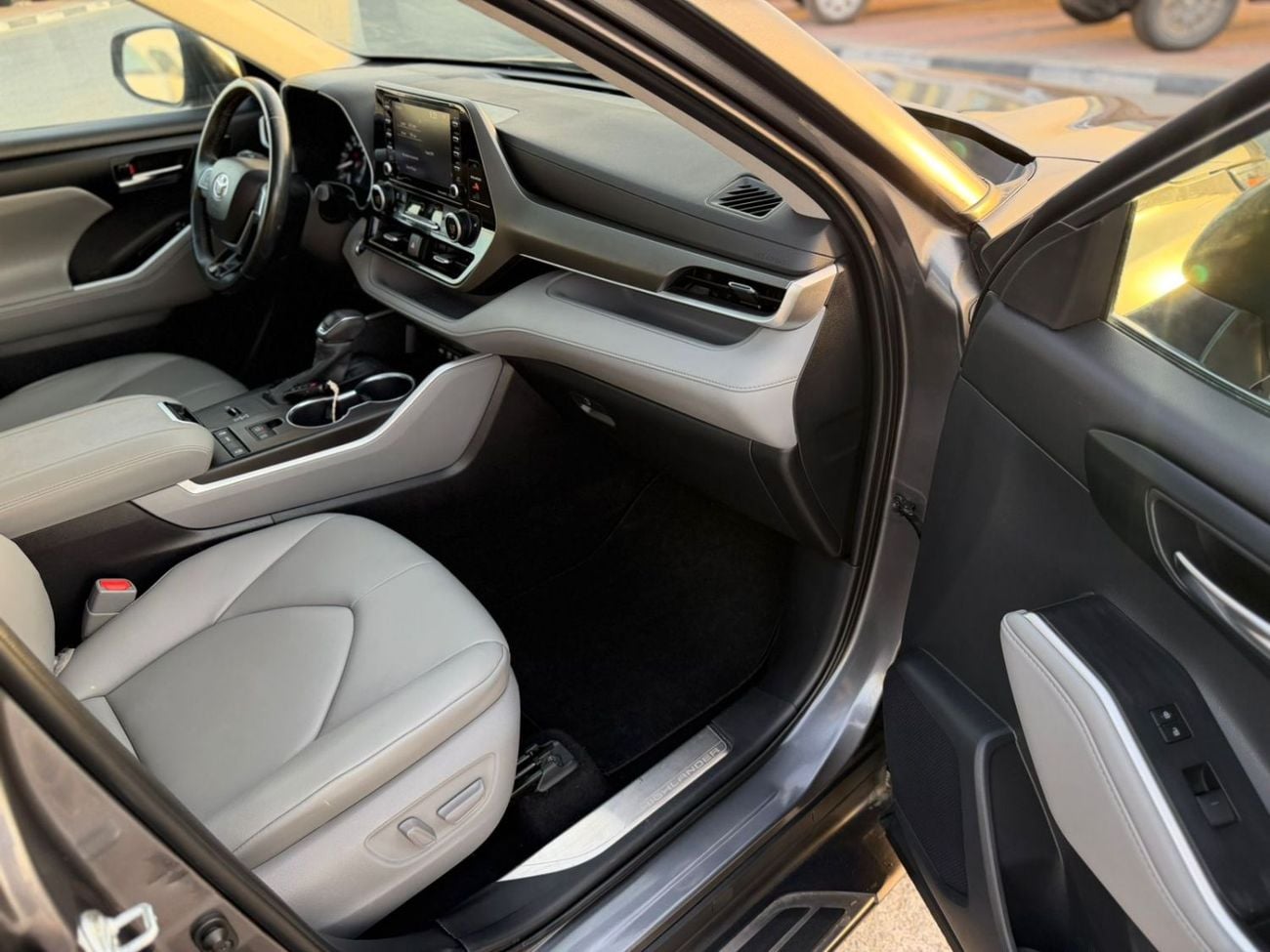 Toyota Highlander 2020 Toyota Highlander XLE Full Option 3.5L V6  - SunRoof - Full Radar System - 7 Seater -Push Start
