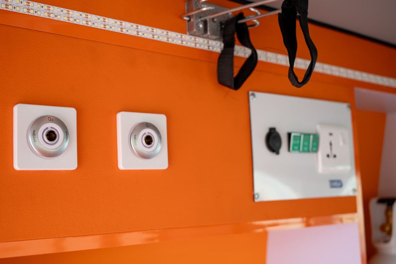 تويوتا لاند كروزر 70 LC 78 | Manual Transmission | 4.2L Diesel | 3 door | Basic Life Support Ambulance