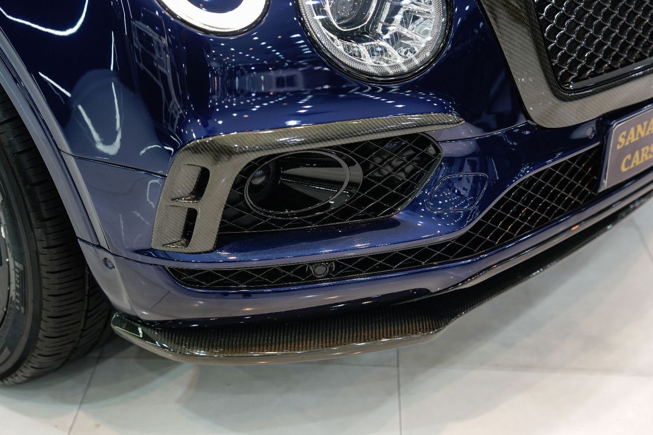 بنتلي بينتايجا W12, Carbon Fiber Body Kit, Panoramic Roof, Starlight Headliner, GCC Specs!!
