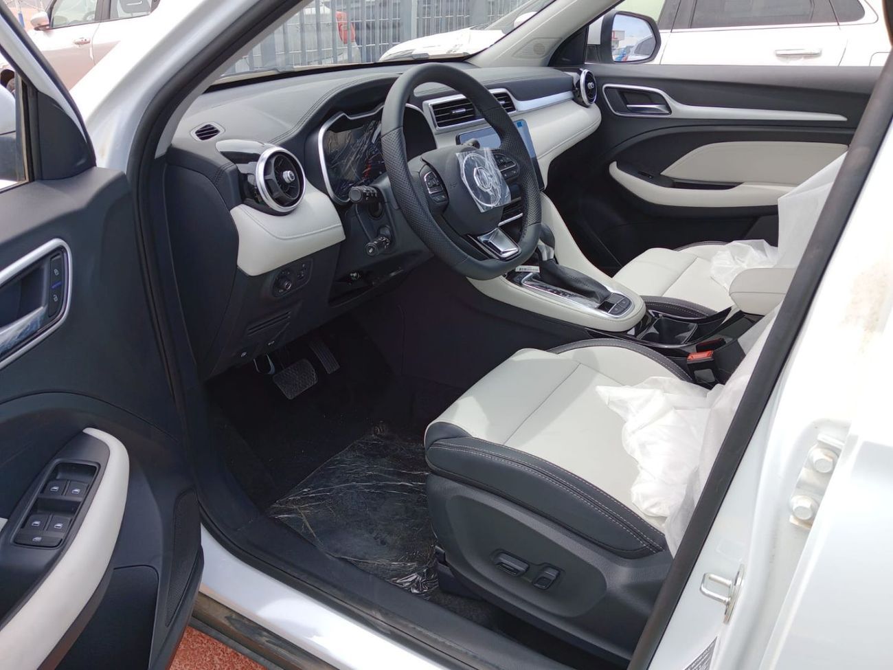 MG ZS MG ZS 2025  luxury 1.5L Petrol SUV FWD White color