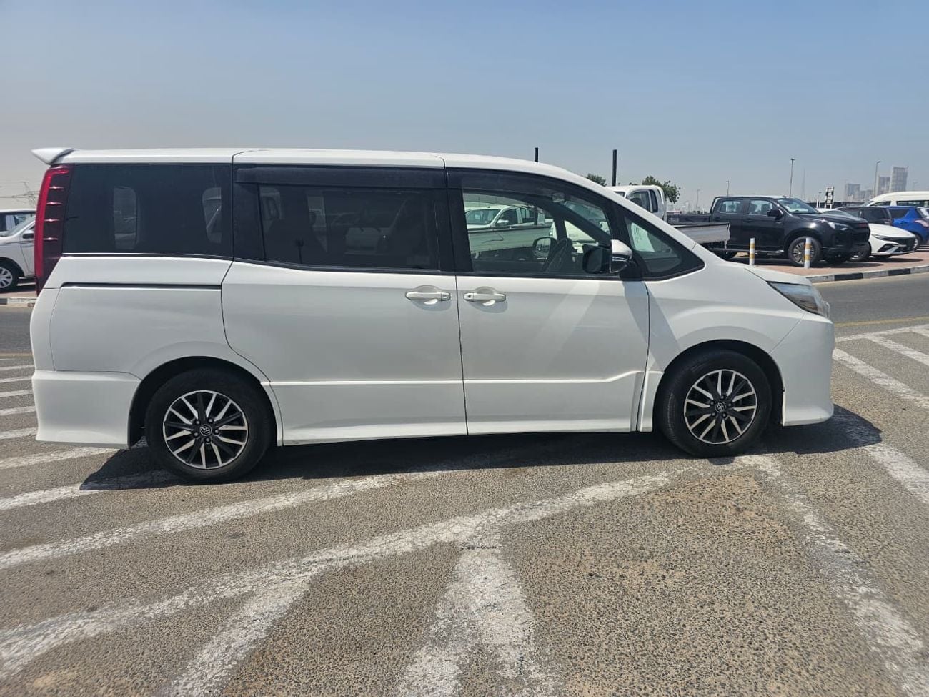 Toyota Noah Toyota Noah si 2015 RHD white colour