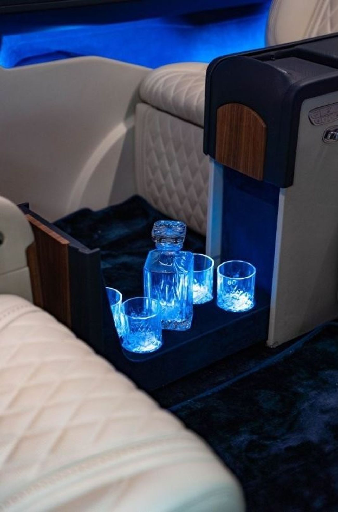 مرسيدس بنز V 300 NEW SHAPE V300d With Full VIP Conversion AVAILABLE IN LEFT OR RIGHT HAND DRIVE